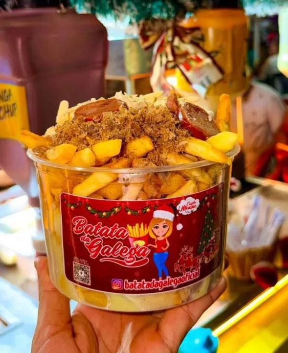 Porção de batata gourmet da Batata da Galega em Juazeiro do Norte, servida no balde característico da marca