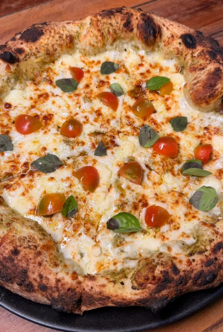 Pizza Pesto Formaggio, criação autoral da Piazza di Itália em Mossoró